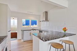 2/35 Shakespear­e Road, Milford, North Shore City, Auckland