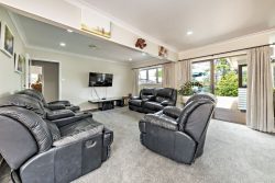 10 Scenic Drive, Hill Park, Manukau City, Auckland, 2102, New Zealand