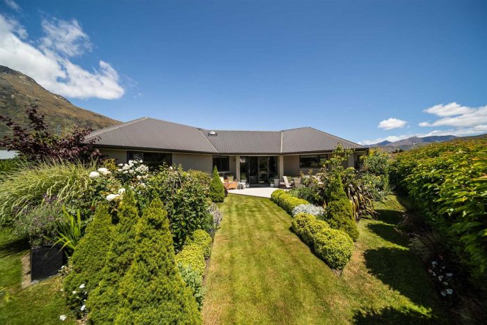 1 Manorburn Place, Lake Hayes Estate, Town Centre, Queenstown­-Lakes, Otago, 9304, New Zealand