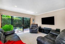 2/39 Oliver Street, Point Chevalier, Auckland, 1022, New Zealand