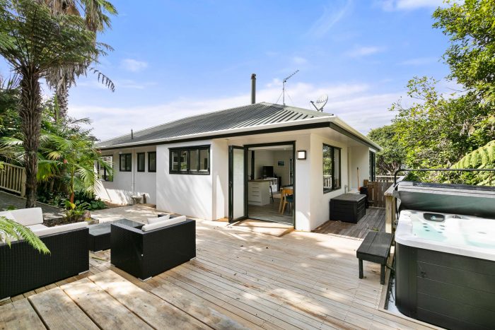 13 Giles Road, Palm Beach, Waiheke Island, Auckland, 1081, New Zealand