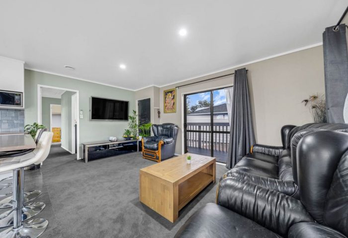 2/33 Seaward Place, Wattle Downs, Manukau City, Auckland, 2103, New Zealand