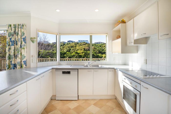 18 Amesbury Drive, Churton Park, Wellington, 6037, New Zealand