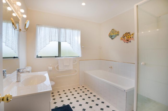 18 Amesbury Drive, Churton Park, Wellington, 6037, New Zealand