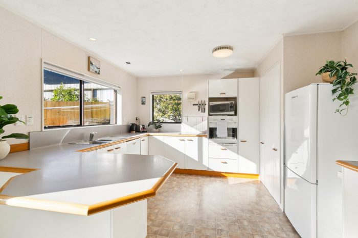 11A Roy Street, Tawa, Wellington, 5028, New Zealand