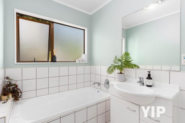 2/154 Newlands Road, Newlands, Wellington, 6037, New Zealand