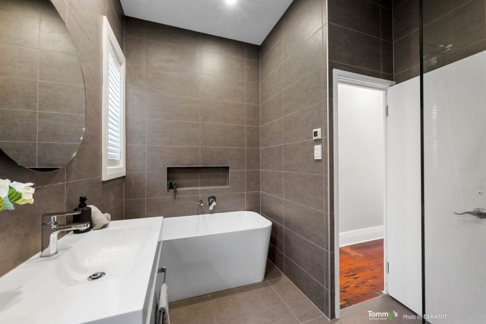 24 Wha Street, Lyall Bay, Wellington, 6022, New Zealand