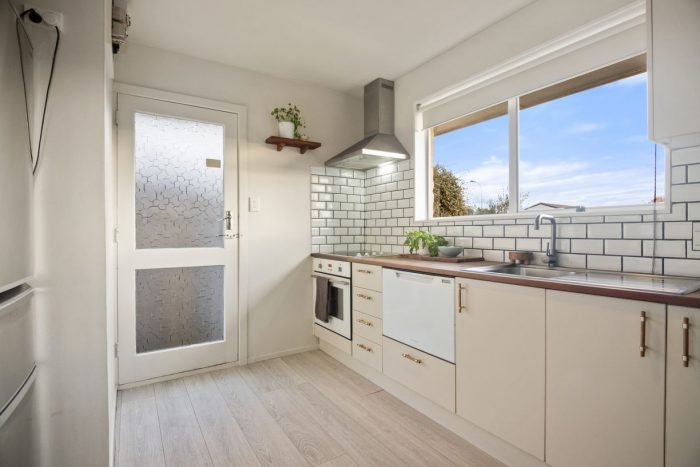 1/4 Valecrest Avenue, Parklands, Christchurch City, Canterbury, 8083, New Zealand
