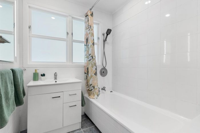 11 Lomond Street, Newlands, Wellington, 6037, New Zealand