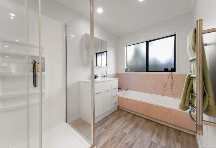 2 Ballini Rise, West Harbour, Waitakere City, Auckland, 0618, New Zealand