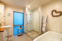 90 The Esplanade, Surfdale, Waiheke Island, Auckland, 1081, New Zealand